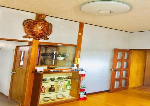 una camera con cucina completa di frigorifero e porta di Guest house Hamayu - Vacation STAY 11558v a Katase