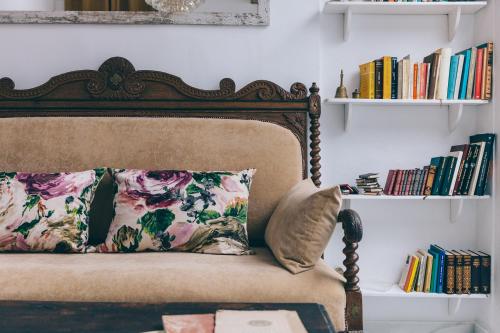 a room with a couch and books on shelves at Alcázar de María in Seville