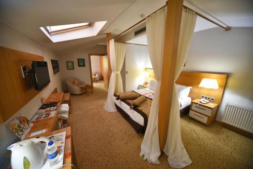デニズリにあるSiir Boutique Hotelのベッドルーム(ベッド1台、カーテン付)が備わる客室です。