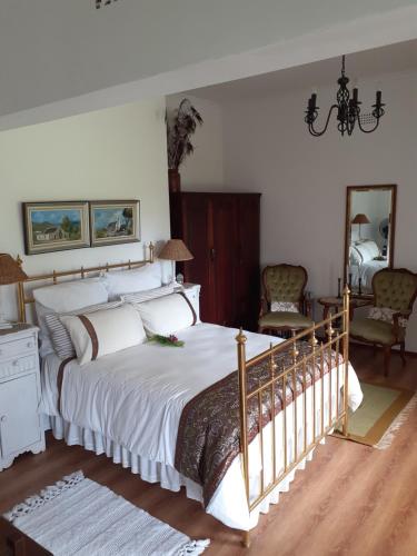 um quarto com uma cama grande e um espelho em Ville Agape em Coldstream