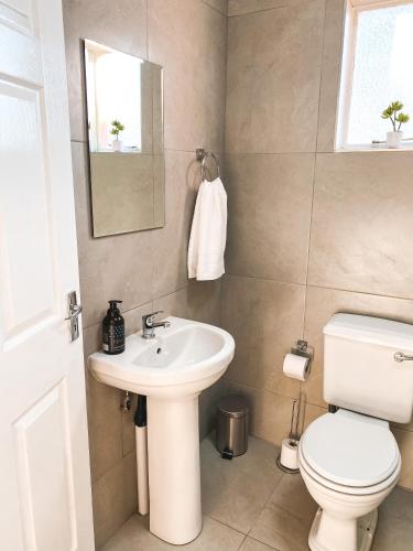 a bathroom with a toilet and a sink at Wiida Gasteplaas in Hopetown