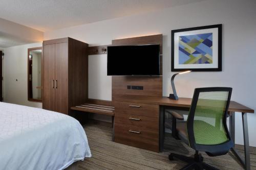 Μια τηλεόραση ή/και κέντρο ψυχαγωγίας στο Holiday Inn Express Durham by IHG