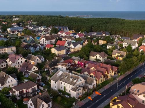 Šarkutė في بالانغا: منظر جوي لمدينة بها منازل ومحيط