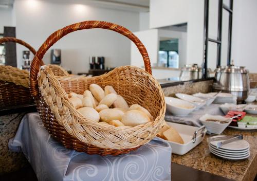 a basket of food on a counter in a kitchen at Hotel Stadium Leon in León