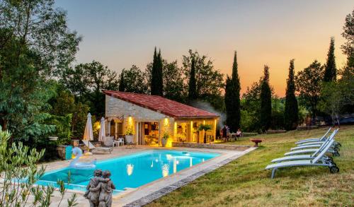 une maison avec une piscine et un bâtiment dans l'établissement Gîtes Sibémol, à Simeyrols
