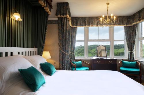 um quarto de hotel com uma cama e uma janela em Cleeve Hill Hotel em Cheltenham