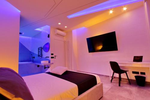 una camera con letto, scrivania e TV di Luxury SPA Apartment a Roma
