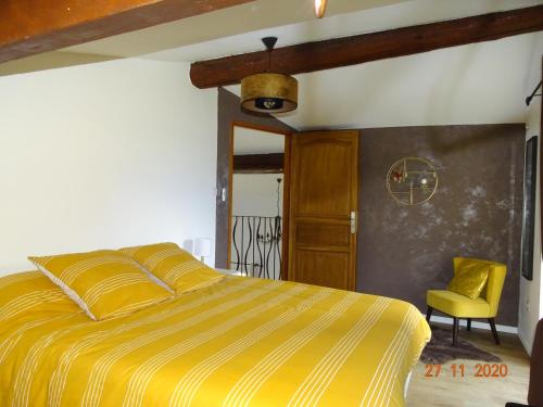 - une chambre avec un lit jaune et une chaise jaune dans l'établissement Villa LA BELLE ETOILE, à Étoile-sur-Rhône