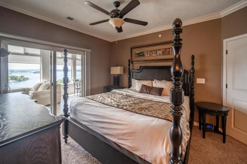 1 dormitorio con 1 cama y ventilador de techo en Majestic at Table Rock, en Branson