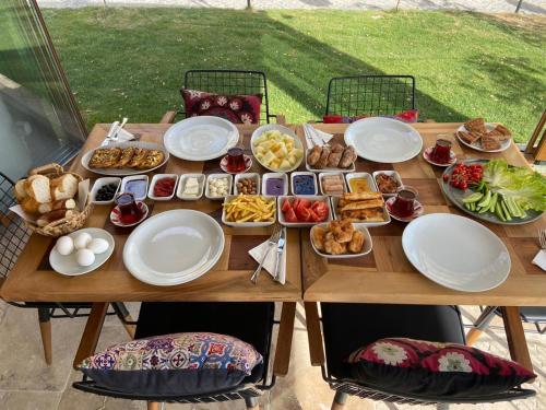 ギョレメにあるYASTIK HOUSES - Cappadociaの食べ物の盛り付けテーブル