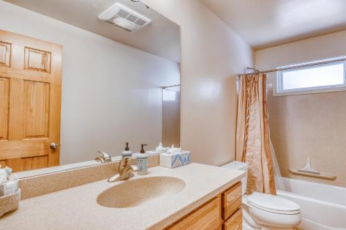un baño con lavabo e inodoro en Four Seasons Lakeside, en Soda Springs