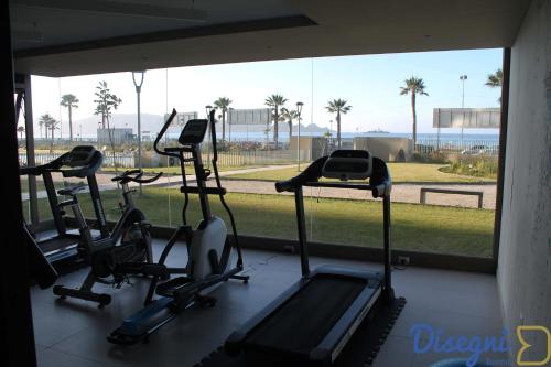 Das Fitnesscenter und/oder die Fitnesseinrichtungen in der Unterkunft Departamento Av del Mar Coquimbo Disegni 03