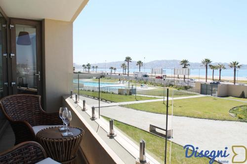 Cette chambre dispose d'un balcon avec vue sur la plage. dans l'établissement Departamento Av del Mar Coquimbo Disegni 03, à Coquimbo