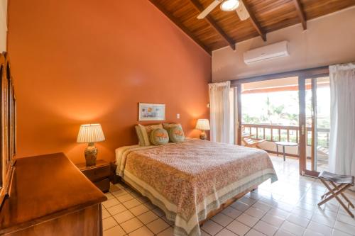 弗拉明戈海灘的住宿－Flamingo Villa #12，一间卧室设有一张床和一个阳台