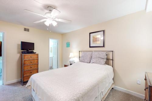 a bedroom with a bed and a ceiling fan at Sea Colony - 502 Annapolis House in Bethany Beach