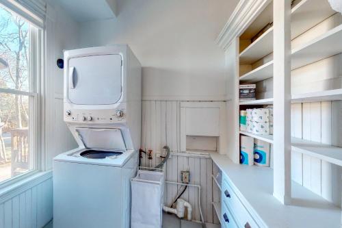 a small laundry room with a washer and dryer at Albert Meadow Hideaway in Bar Harbor
