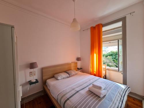 sypialnia z łóżkiem z dwoma ręcznikami w obiekcie Shangri-La Hostel Anjos w Lizbonie