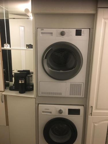 uma máquina de lavar e secar roupa empilhadas umas em cima das outras em Studio1 em Tromsø