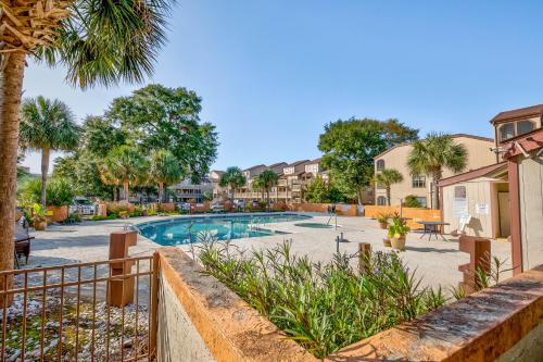 una piscina con palmeras y apartamentos en condominio en Dunes Pointe, en Myrtle Beach