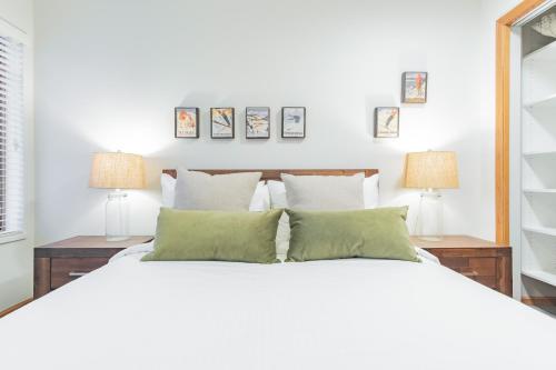 Кровать или кровати в номере Northstar by Outpost Whistler