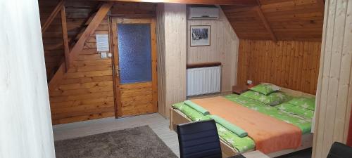 Postel nebo postele na pokoji v ubytování Kéri Apartman