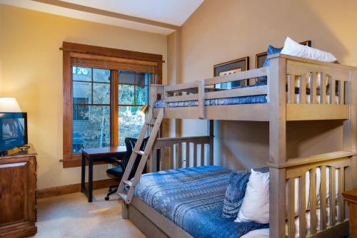 Un ou plusieurs lits superposés dans un hébergement de l'établissement Top Floor Residence in The Village at Northstar! - Iron Horse North 306