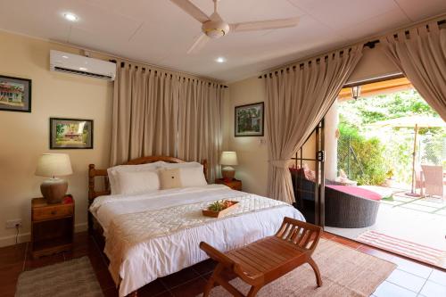 เตียงในห้องที่ Oceane Self Catering