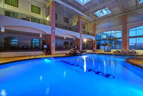 una gran piscina en un gran edificio en Hollywood Casino Tunica, en Robinsonville