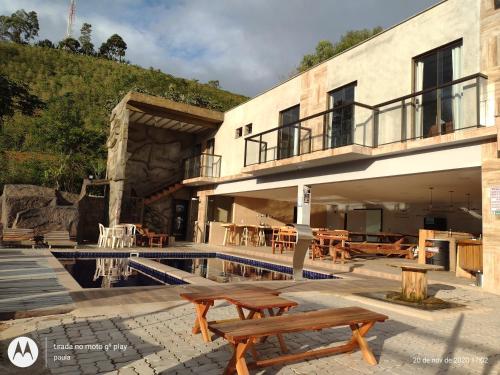 Pemandangan gunung umum atau pemandangan gunung yang diambil dari hotel