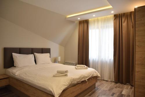 een slaapkamer met een bed met twee handdoeken erop bij Milmari Resort Premier 46 in Kopaonik