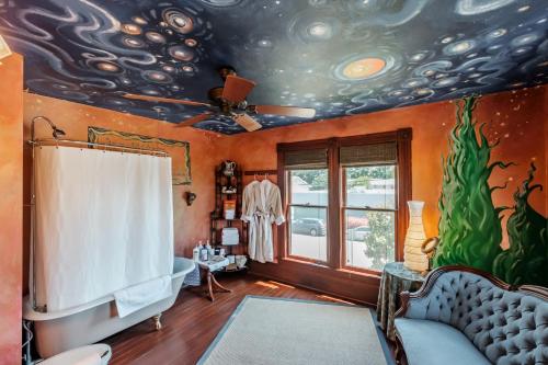 een woonkamer met een plafond versierd met planeten bij MaMere's Guest House in Monmouth