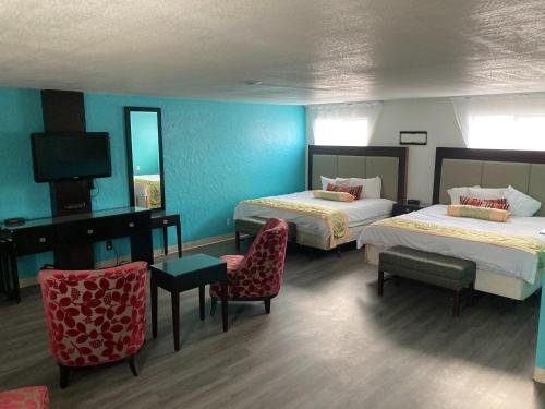 Habitación de hotel con 2 camas y TV en Nampa Inn & Suites en Nampa