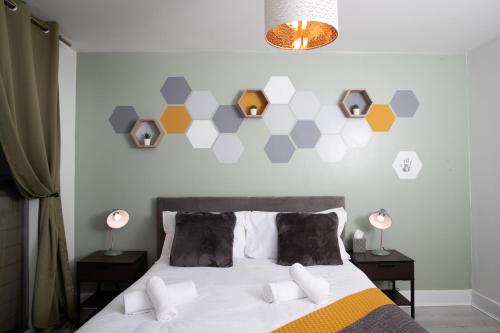 a bedroom with a bed with two night stands and two lamps at Stylish Birmingham City Centre Apartment in Birmingham