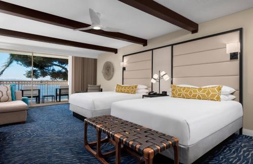 Habitación de hotel con 2 camas y sofá en San Diego Mission Bay Resort en San Diego