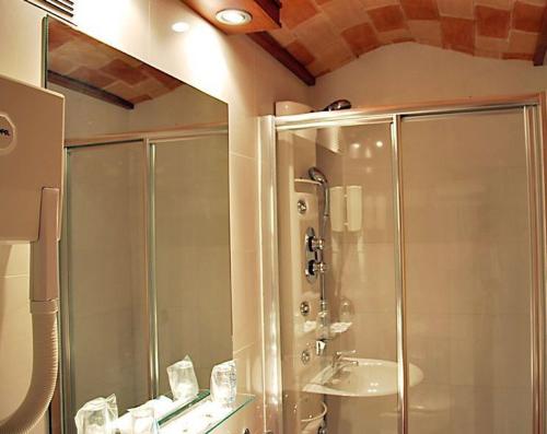 Bilik mandi di Hotel Trefacio