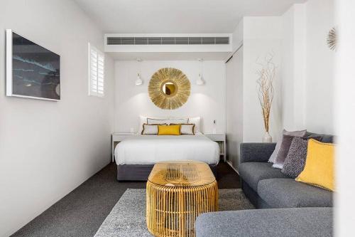 מיטה או מיטות בחדר ב-The Terrace Penthouse Apartment
