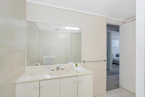 A bathroom at Golden Sands on the Beach - Absolute Beachfront Apartments