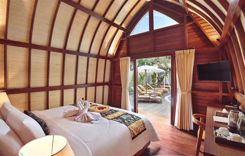 Un pat sau paturi într-o cameră la Kubu GWK Resort