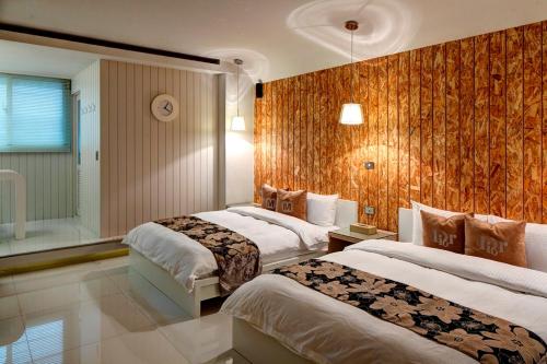 花蓮市的住宿－花漾村聲民宿，酒店客房设有两张床和窗户。