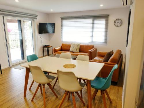 Μια τηλεόραση ή/και κέντρο ψυχαγωγίας στο Aspiring Apartment Wanaka