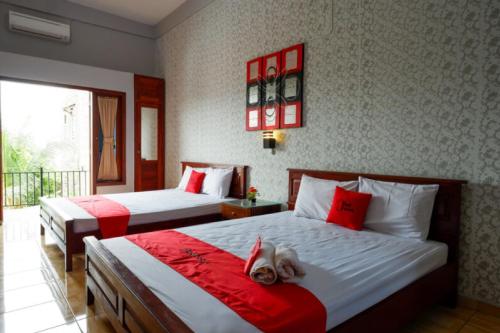 A bed or beds in a room at RedDoorz Syariah near Kawasan Sam Poo Kong 2