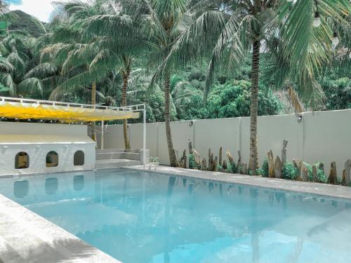 una gran piscina con palmeras en el fondo en SaoConDor Hotel, en Con Dao