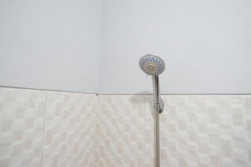 A bathroom at RedDoorz Syariah near Kawasan Sam Poo Kong 2