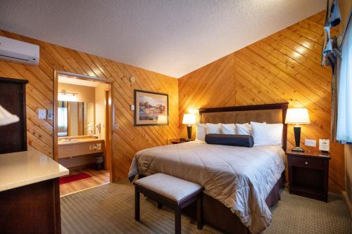 Habitación de hotel con cama y baño en Ouray Inn, en Ouray