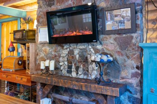 Una televisión o centro de entretenimiento en Ouray Inn