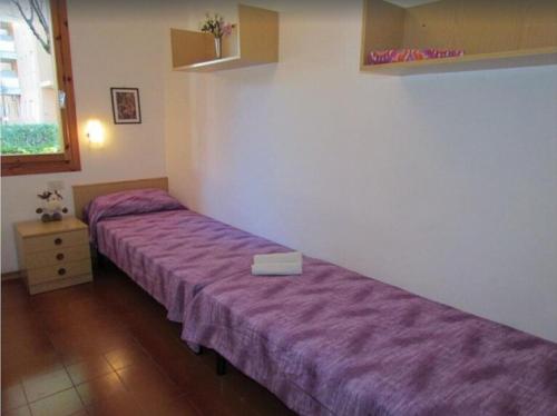 2 Betten in einem Zimmer mit lila Bettwäsche in der Unterkunft Bright flat in a poolside residence - Beahost in Bibione