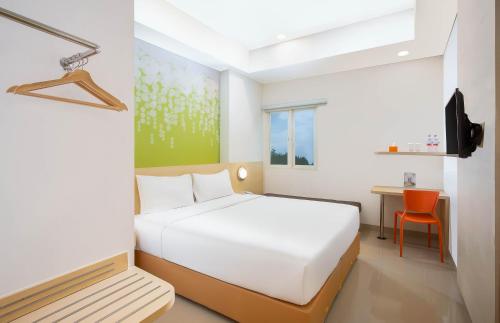Ένα ή περισσότερα κρεβάτια σε δωμάτιο στο Zest Parang Raja Solo by Swiss-Belhotel International