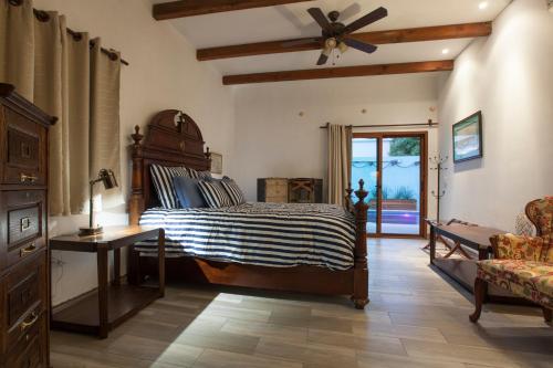 a bedroom with a bed and a ceiling fan at Aquamarina in La Paz