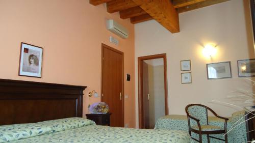 Łóżko lub łóżka w pokoju w obiekcie Hotel Archimede Ortigia