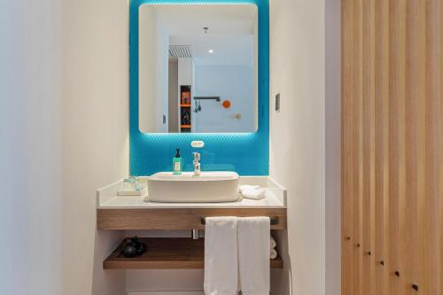uma casa de banho com um lavatório e um espelho em Holiday Inn Express Dali Xiaguan, an IHG Hotel em Dali